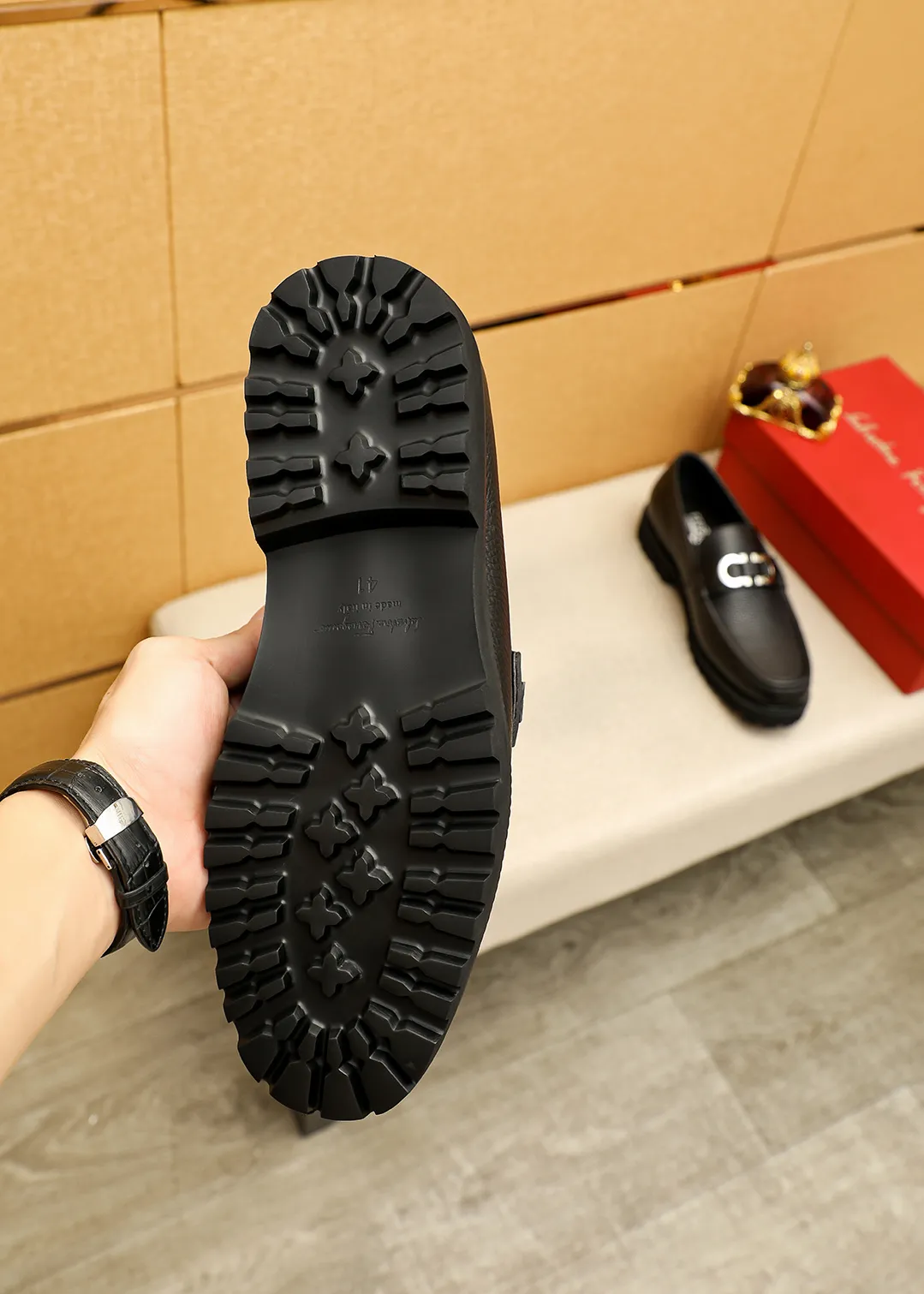 Men's shoes 💰560 💐 Product trademark: Ferragamo "Ferragamo" casual leather shoes Regular size: 38-44 (45.46🉑️customized) Product materials: Selected imported first-layer pebbled cowhide leather upper + original hardware buckle, imported water-dyed cowhide leather lining. Strong three-dimensional visual effect, original outsole Color: 3⃣️colors available